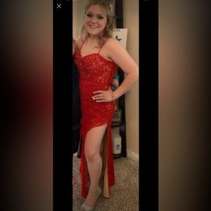 I’m selling my david’s Bridal Dress. It is a size 10, it was altered to fit 5”1.